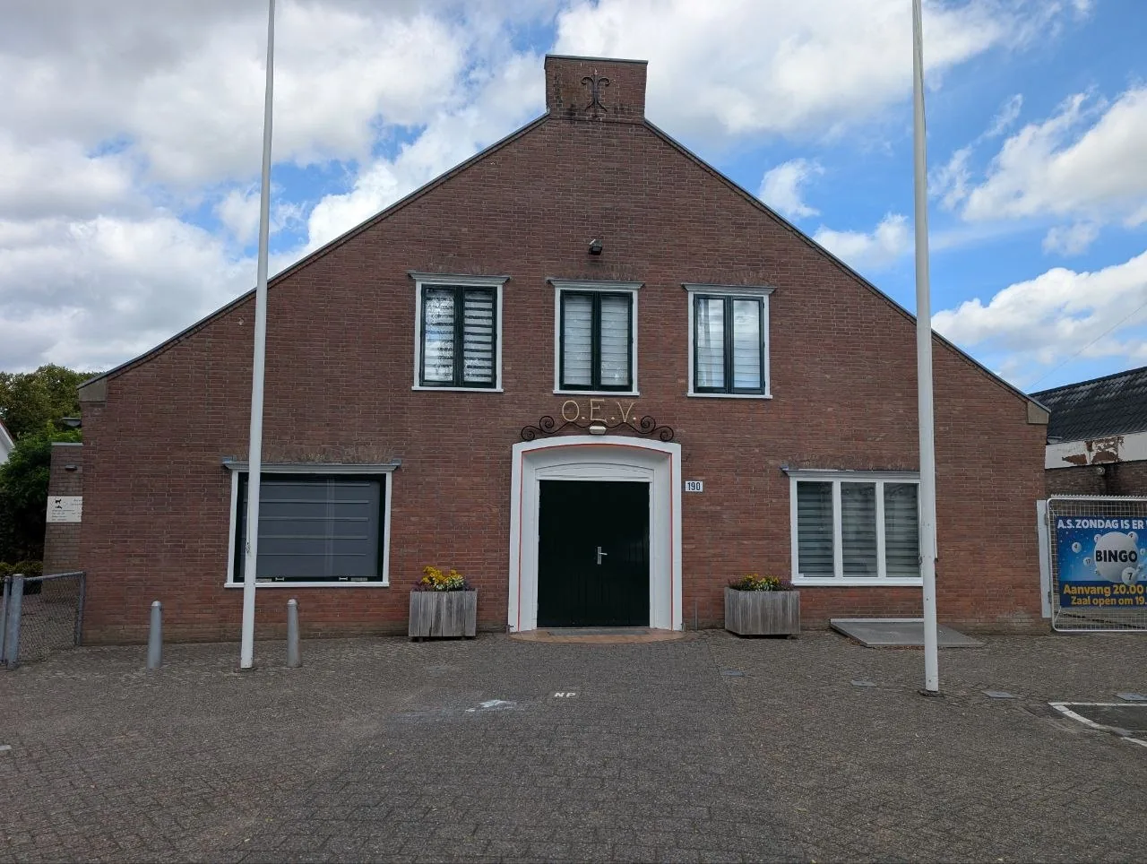 De voorgevel van O.E.V. na het schilderen van het houten buitenwerk.